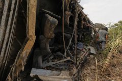 秘鲁巴士车祸坠山沟 至少37死25伤