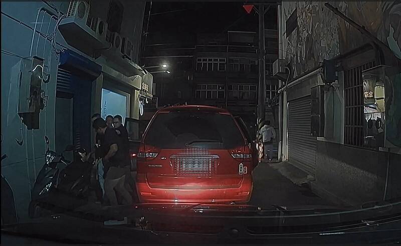 警方在学甲区拦截围捕涉嫌开枪的庄姓犯嫌，他开车进到死巷，下车逃逸仍被逮到。（麻豆分局提供）