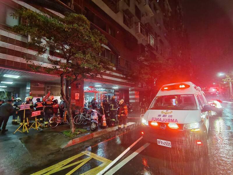 新北市八里社区大楼火灾，6旬孙姓妇人被救出时已严重烧烫伤、局部碳化，到院仍不治。（消防提供）