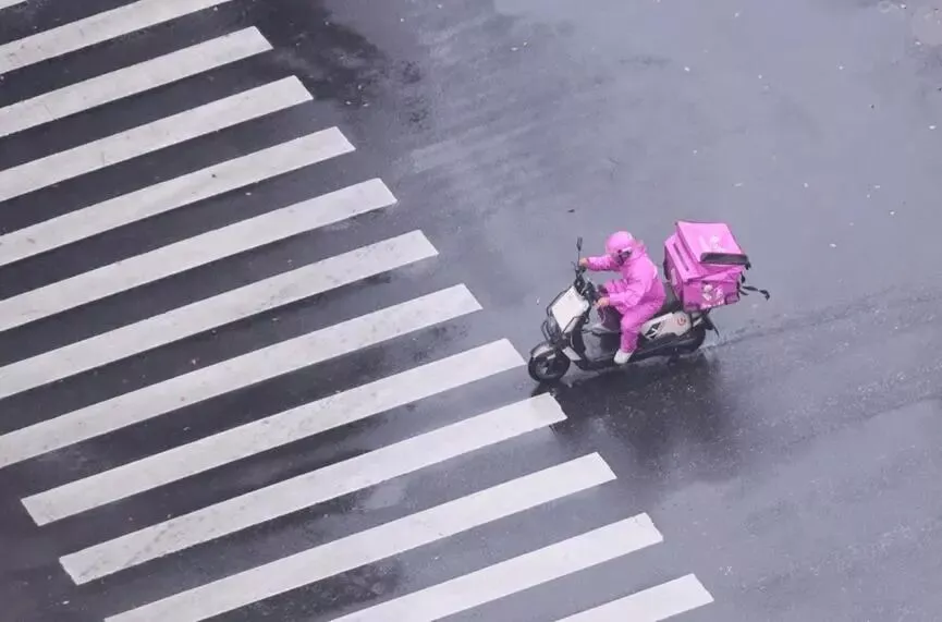 中年山姆配送员,驮着洗衣机寻找「体面」