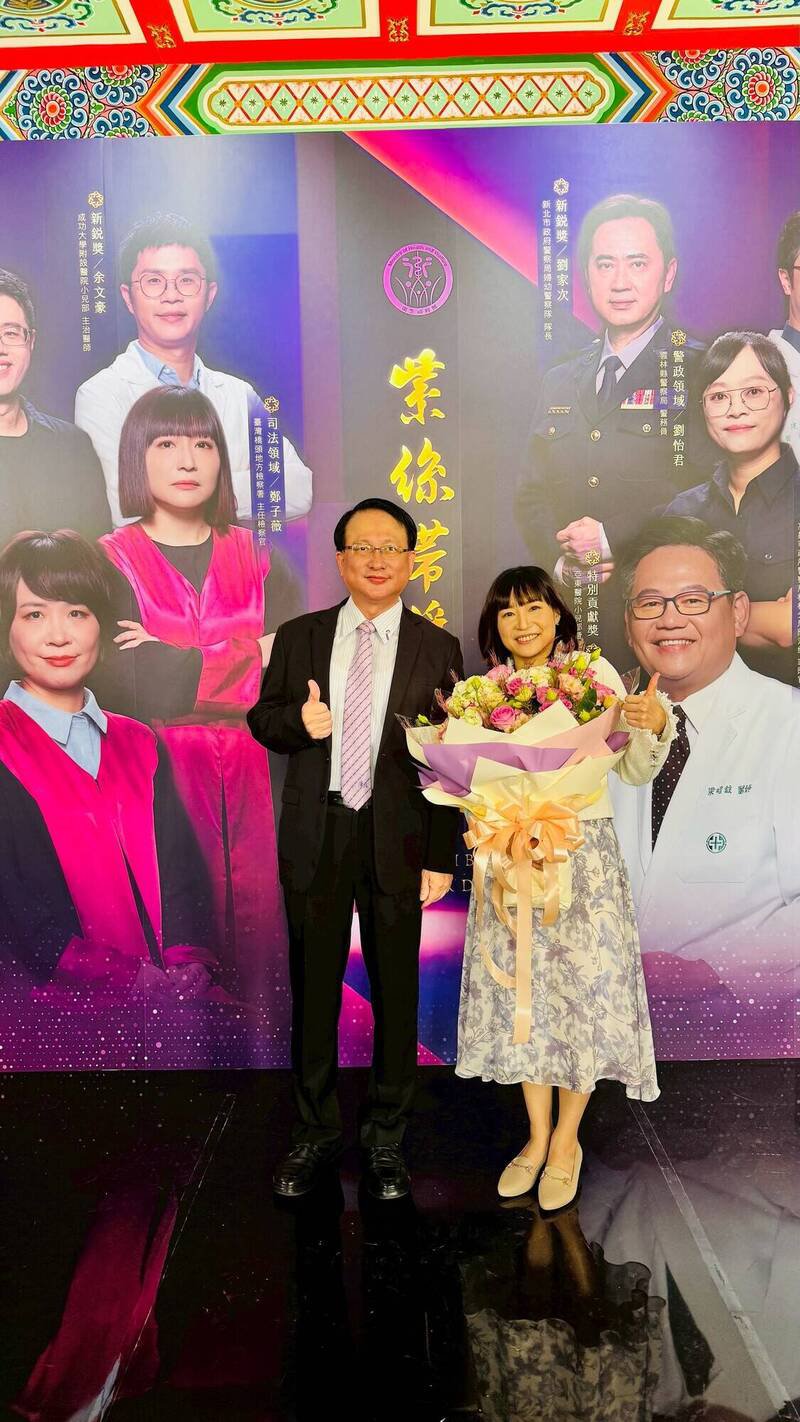 桥头地检署主任检察官郑子薇（右）获「紫丝带奖」。（桥头地检署提供）