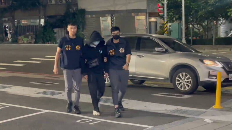 高雄有民众被以协助领取普发现金1万元为由遭诈，警方在台北、桃园逮到2名皆约20多岁的嫌犯。（民众提供）