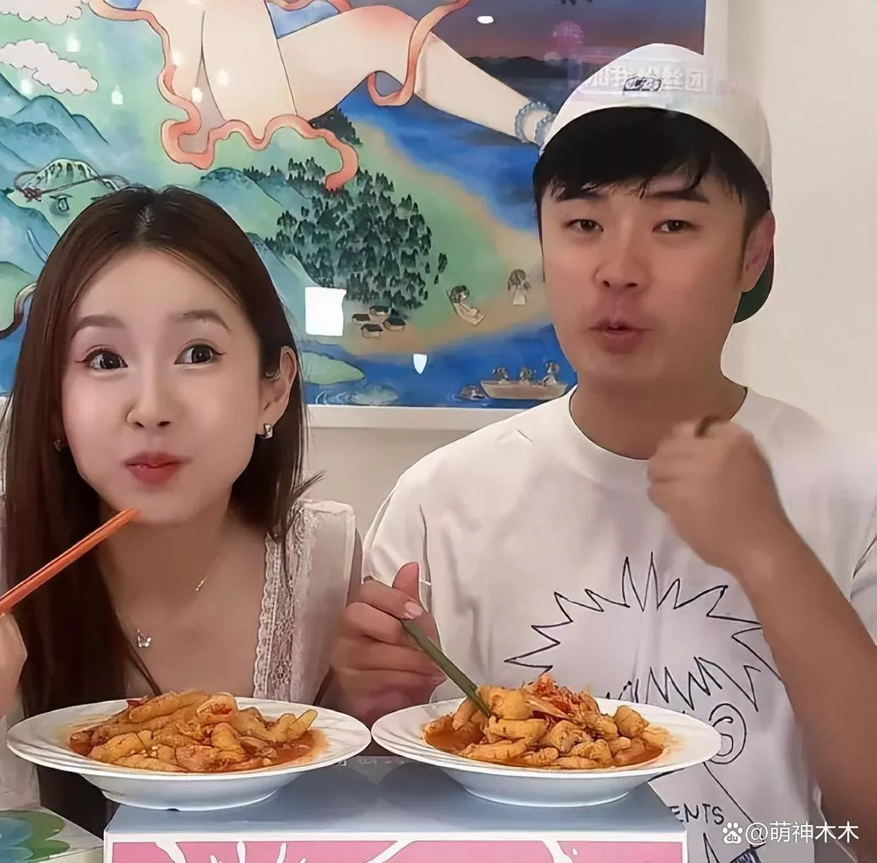 陈赫40岁生日合影惹争议,与另一异性更像一家人