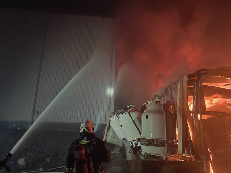 新竹县新丰乡台15线附近的1栋家具店的铁皮仓库，下午近5点发生火警，救灾人员出3水线射水全力灌救中。（新竹县消防局提供）