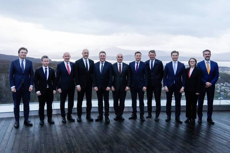 北欧-波罗的海国防首长会议上，8国，宣布加入由美国与北约主导的「乌克兰优先需求清单」，军援乌克兰155亿。右3是主持会议的芬兰国防部长哈卡宁（Antti Hakkanen）。（路透）