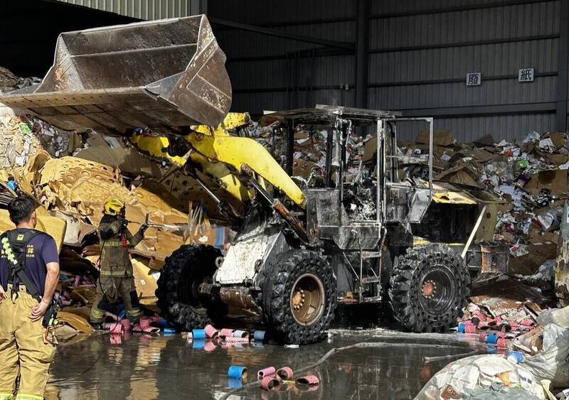 消防队到场后很快扑灭铲装机上的火苗。(民众提供) 消防队到场后很快扑灭铲装机上的火苗。(民众提供)