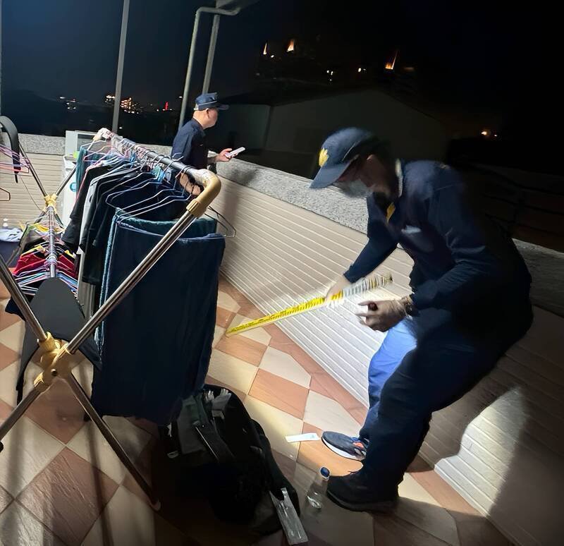 高雄惊传重大儿虐案，图为警方在男童家勘验。（记者黄佳琳翻摄）