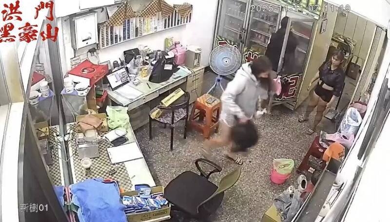 新庄槟榔西施妈以粗暴方式拎起女童带离工作场所。（翻摄自黑色豪门）