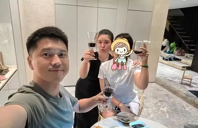 40岁李小萌分享精美照!肤色光滑显年轻