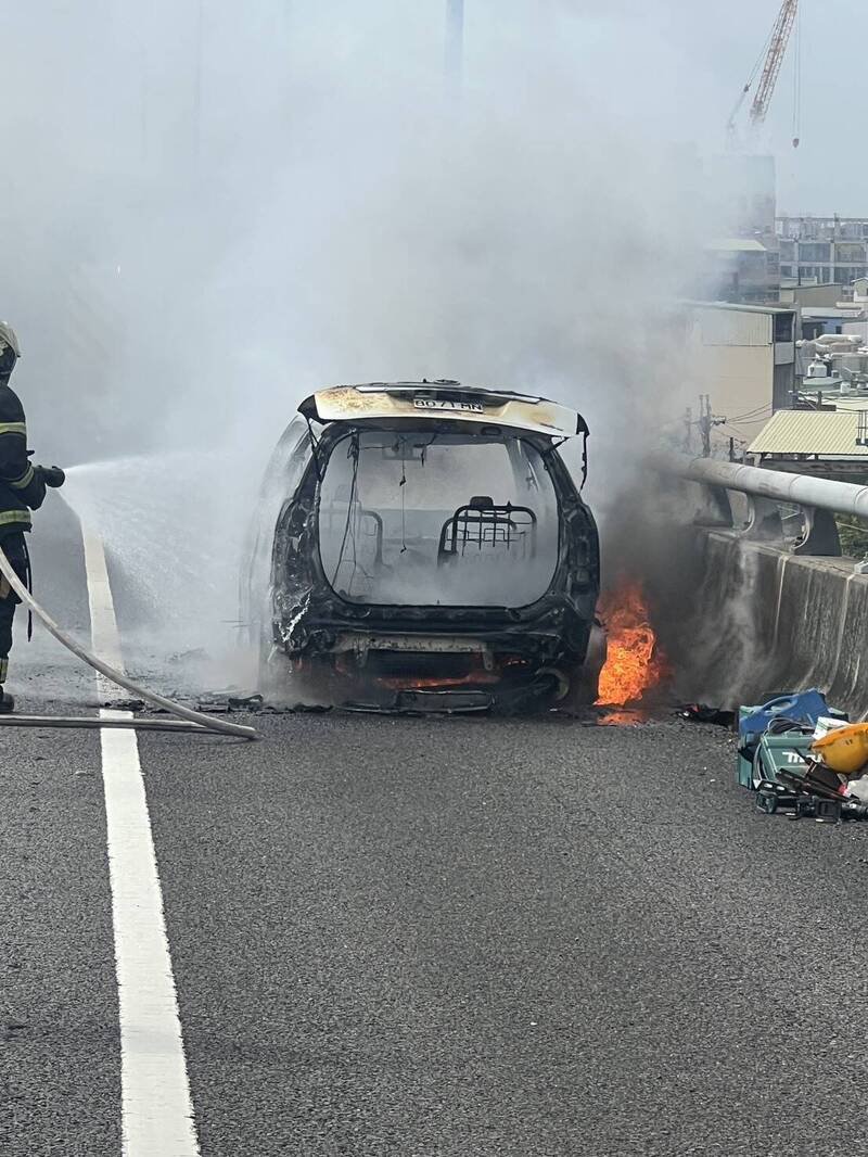 国一五杨高架47.3公里南下路段发生火烧车事件。（警方提供）