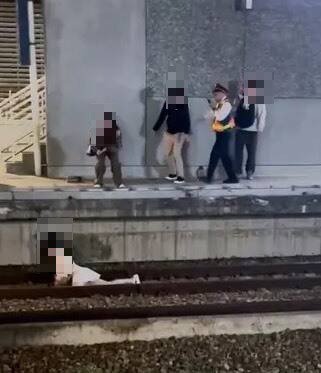 阮女疑不满站务员劝她勿站警戒区，竟情绪激动跳轨道卧轨。（撷自「记者爆料网」）
