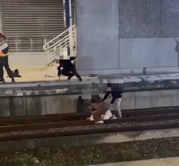 3名亲友连忙跟著跳下救人。（撷自「记者爆料网」）