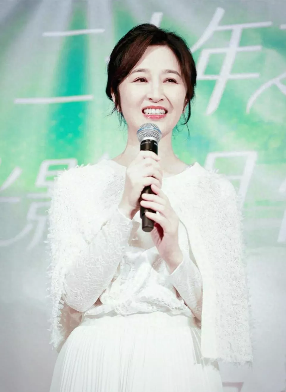 61岁关咏荷好美,素颜出席粉丝聚会