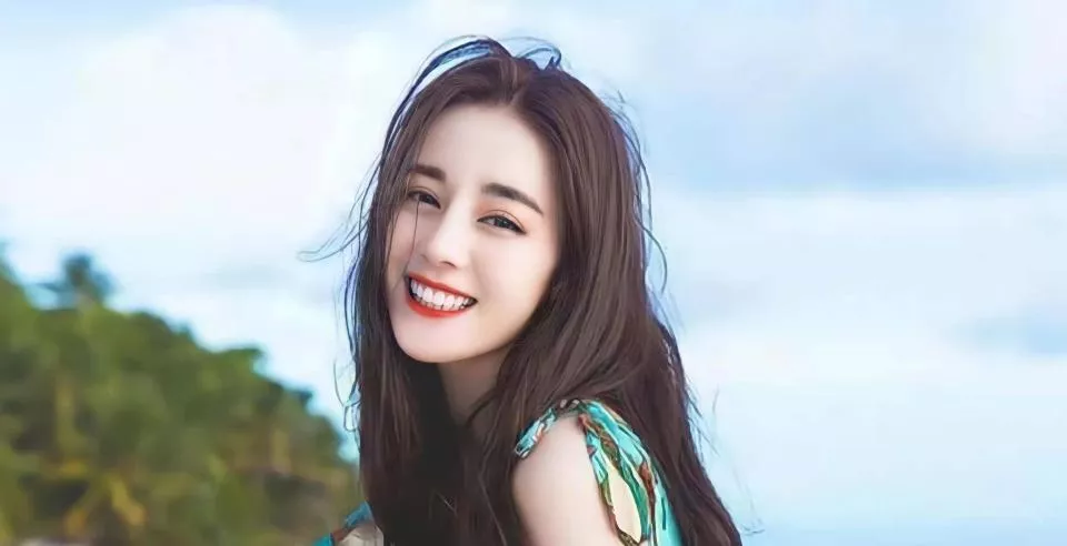 33岁的迪丽热巴病重到推去工作,脸色惨白瘦到脱相