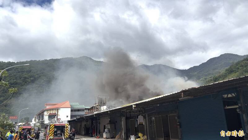 现场冒出浓烟。（记者刘人玮摄）