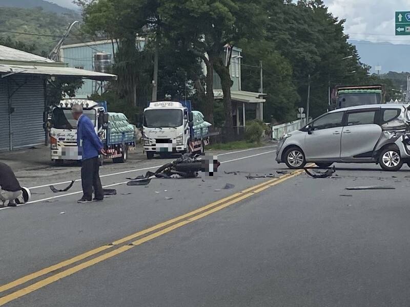 机车与同方向自小客相撞后倒地，所有车辆绕道而行。（民众提供）
