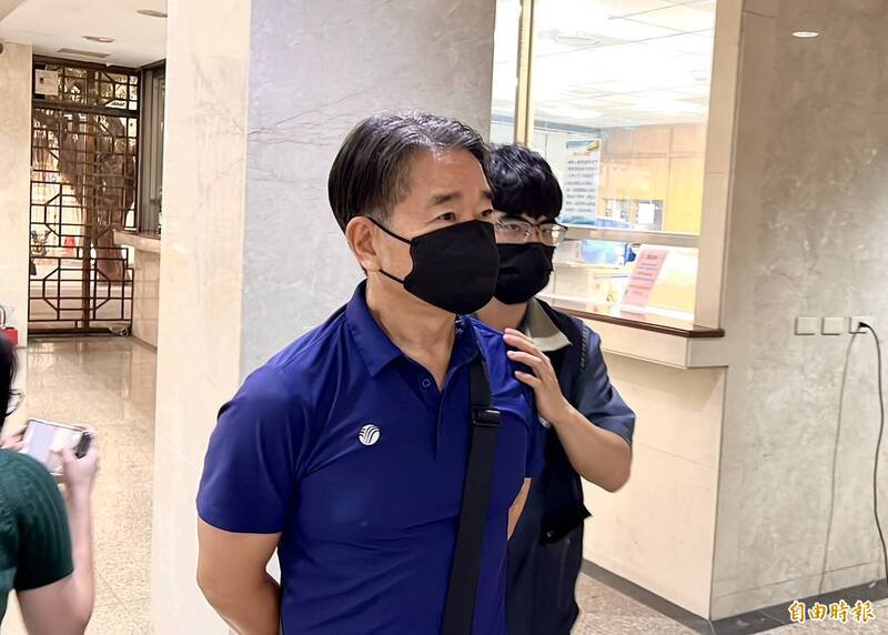 康全电讯董事长任冠生下午移送北检复讯。（记者陈彩玲摄）