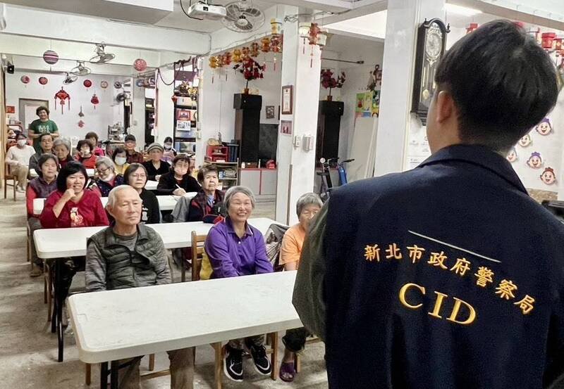 新北市警局金山分局侦查队今天上午在万里武圣堂举办反诈宣导讲座，宣导诈团利用普发现金可能运用的诈骗手法，提升市民防诈意识与防诈能力。（记者林嘉东翻摄）