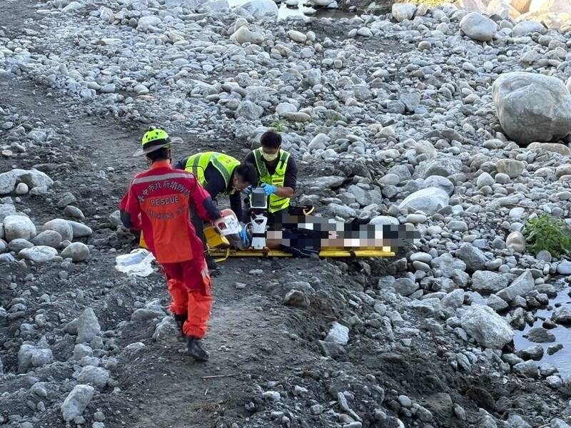 消防人员将坠桥男子送医救治。（警方提供）