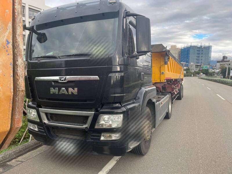 男子开车要到南部倾倒废弃物，司机下车如厕被中途「拦截」。（警方提供）