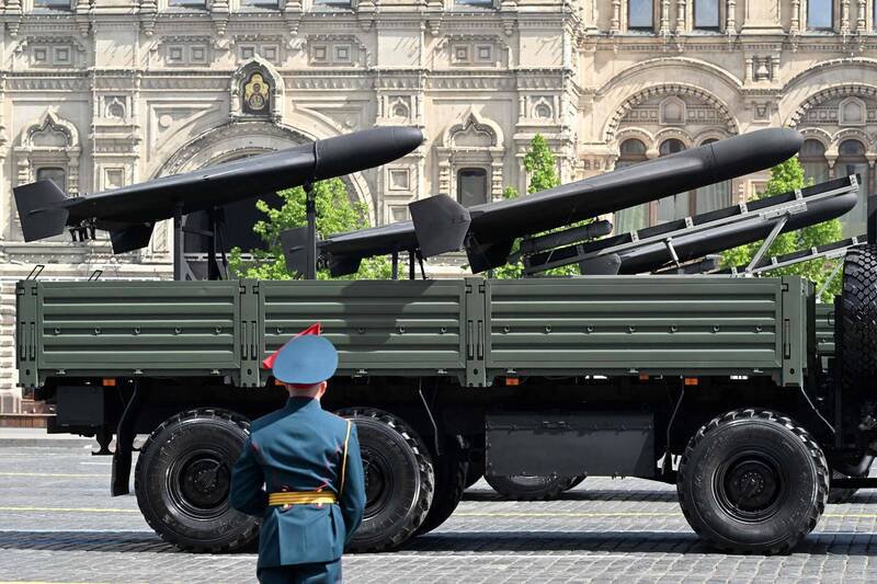 俄罗斯5月阅兵展示「天竺葵二型」无人机。（法新社档案照）