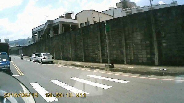 吕男左转时看不出两侧有任何车辆。（记者余衡翻摄，取自脸书爆料公社）