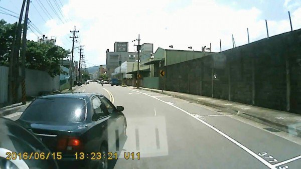 郑男急煞逼车造成碰撞。（记者余衡翻摄，取自脸书爆料公社）