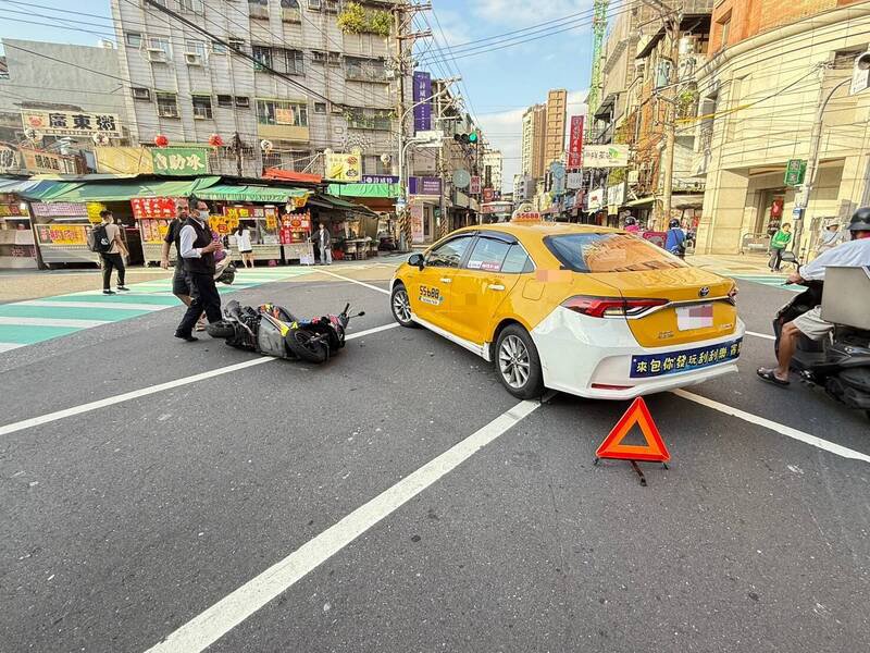 62岁的杨姓男子驾驶计程车，在民安街与员山路口左转时，与另一名18岁的杨姓男子骑乘机车发生擦撞。（记者郑景议翻摄）