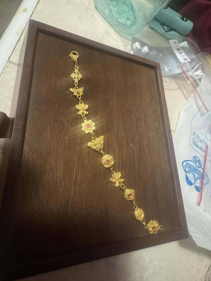 陈姓女大生被偷的金手链。（撷取自Threads yanjun__0620）