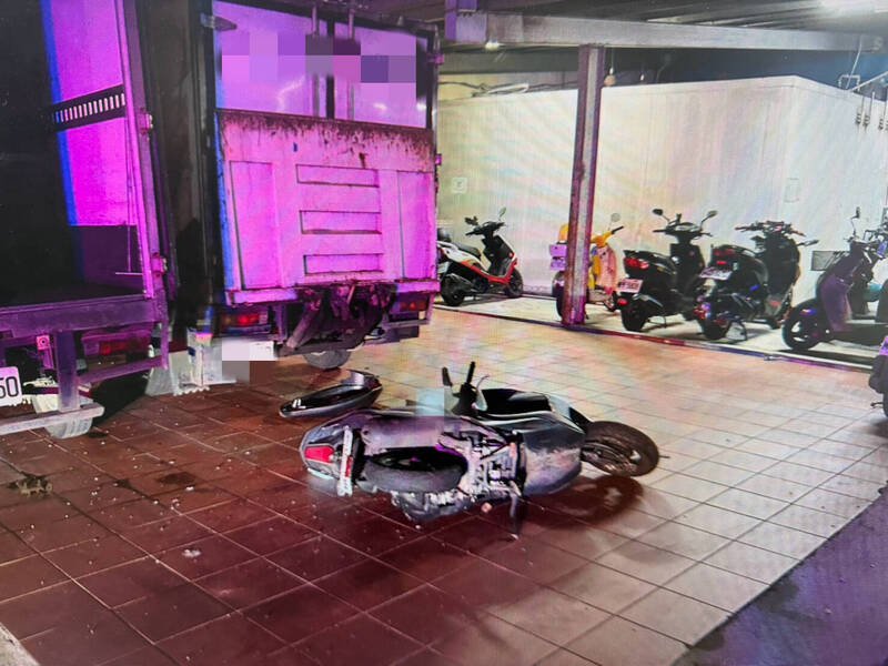 陈姓男子的机车被撞得多处损坏。（警方提供）