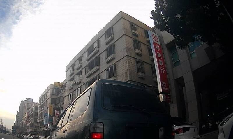 警方发现厢型车红灯右转，追上拦查。（警方提供）