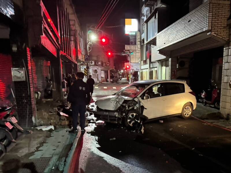 车头严重受创。(记者林嘉东翻摄) 车头严重受创。(记者林嘉东翻摄)