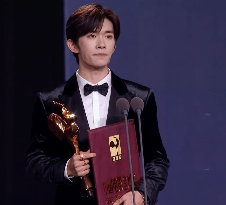 金鸡奖颁奖名场面!宋佳二封咏梅失落 易烊千玺拿奖张艺谋乐开花