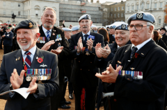 英国64岁男冒充「海军上将」 现身国殇日活动被捕