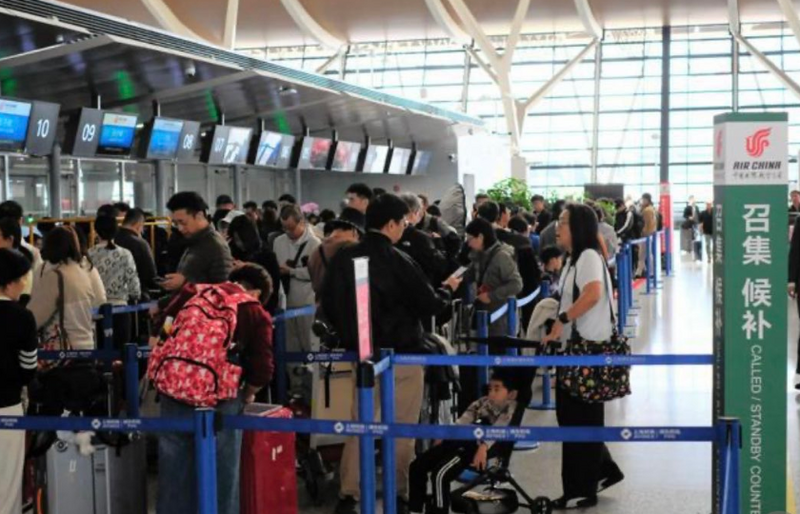 北京升高对日外交施压，呼吁中国民众「避免前往日本」，但上海浦东机场中国旅客依旧大排长龙。（图翻摄自朝日新闻）