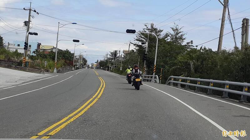 东海岸台11线常有大型重机行驶。（记者黄明堂摄）
