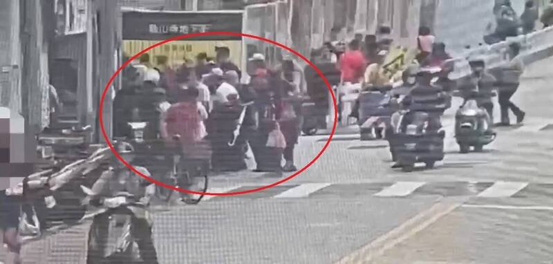 黄男当时找来4名同伙，在龙山寺附近摆摊买个资。（记者王冠仁翻摄）