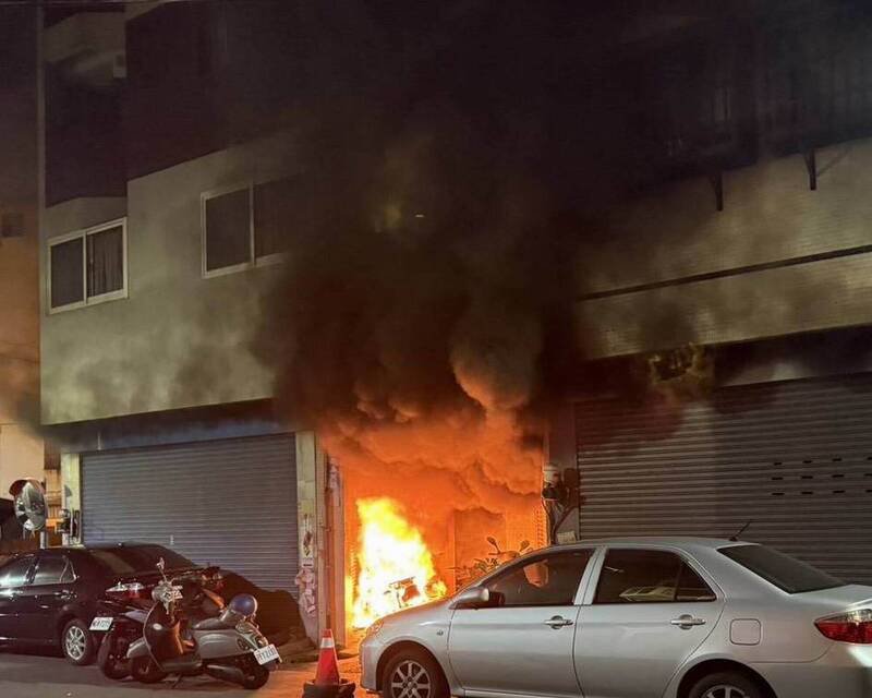大楼1楼入口处机车起火燃烧，火势向上延烧。（图由警方提供）