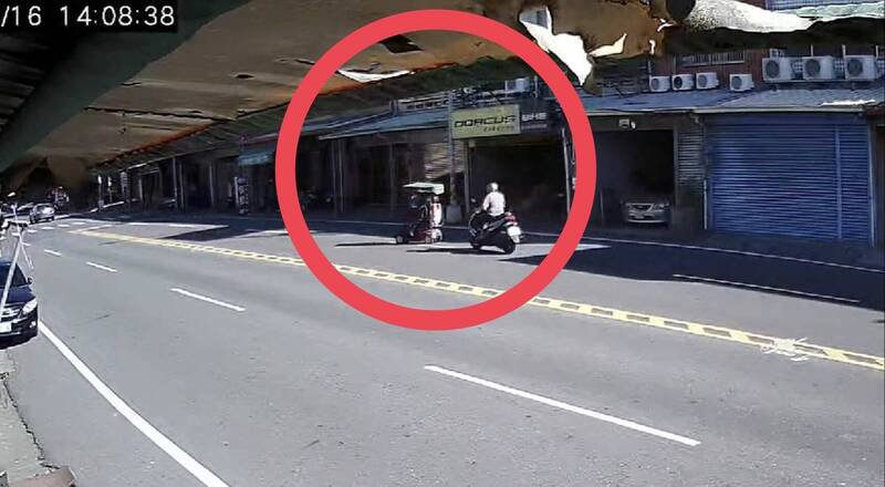 电动代步车斜切进外侧车道，机车直行过来撞上。（陈姓民众提供）