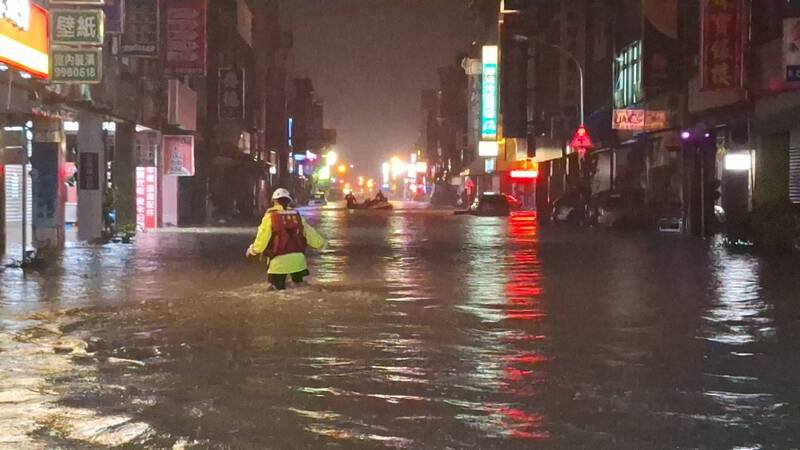 苏澳凤凰台风传出首起死亡案例，一名78岁独居老妇人疑家淹水溺毙，图为11日晚间苏澳市区淹水画面。（图由苏澳镇公所提供）