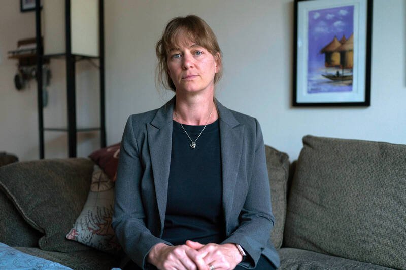 曾批评川普政府医疗政策的美国国家卫生研究院员工诺顿，13日在联邦政府重新开放后遭停职无班可上。本图为今年6月诺顿受访时所摄。（美联社）