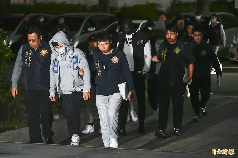 外籍球员斑霸涉假球案，法院爰依刑法第95条规定，谕知刑满后将遭驱逐出境；柯旻豪（灰外套）、斑霸（黑外套）。（资料照）