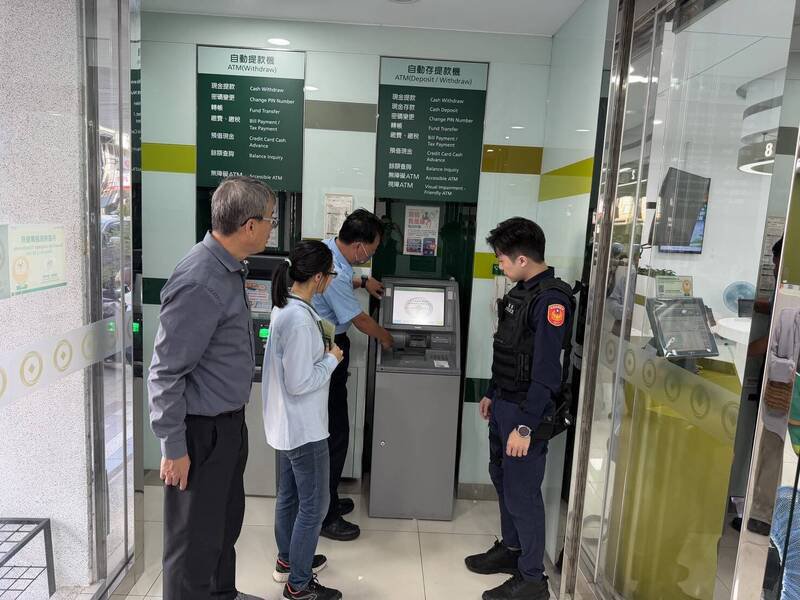 普发现金一万元上路，今（17）日起开放ATM领现，苗栗警分局即日起也加强辖内各金融机构、ATM、领现点设置巡逻警力及安全监控。（图由警方提供）