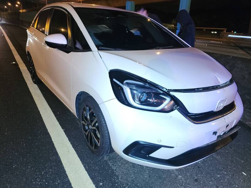 国道1号南向46.4公里处桃园路，15日深夜接连有8车辗过掉落的小货车棚架。（记者郑淑婷翻摄）