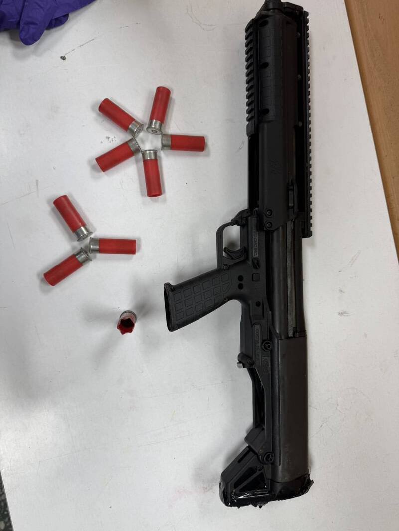 警方查获罗男涉嫌持有的霰弹枪与子弹。（警方提供）