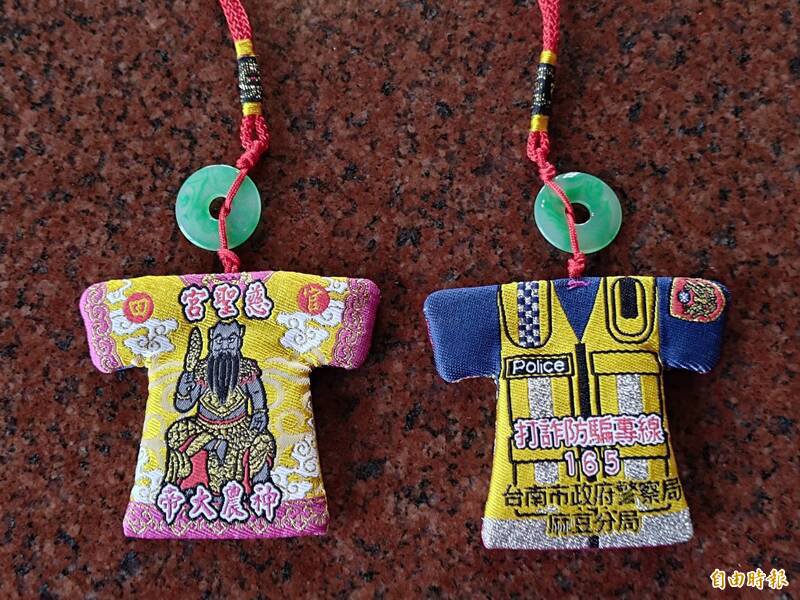 协助麻豆警分局推动「打诈防骗宣导」，官田慈圣宫今捐赠500件神农大帝小神衣。（记者王涵平摄）