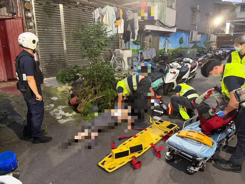 晨起民众今天清晨途经新北市三重巷道，赫见男子路倒，送医不治，警方厘清身分，过滤监视器厘清死因。（记者吴仁捷翻摄）