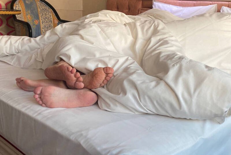 郭姓男子涉在旅馆房间偷拍女网友的裸睡姿并以公开私密影像要胁女方跟他上床嘿咻一次，台南地院民庭判郭男要赔70万元给女网友。（示意图资料照）