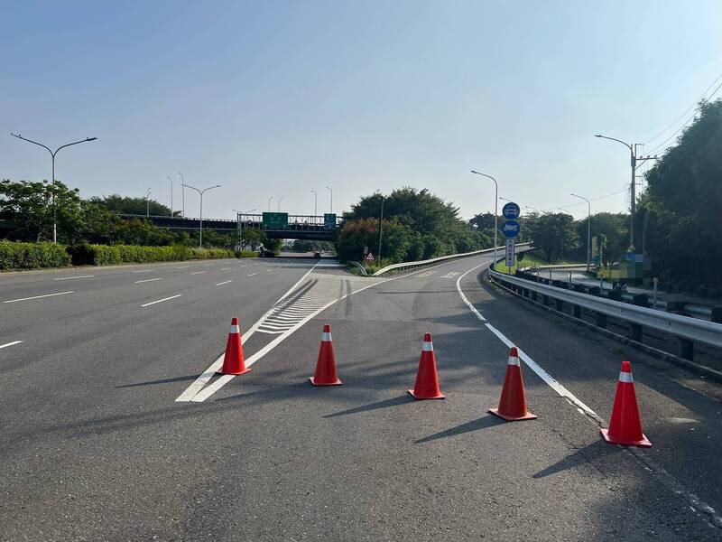 台86线上货车撞击缓撞车，现场暂时封闭，匝道进行管制。（图由民众提供）