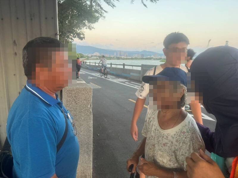 警方顺利帮助黄男（左）与母亲（右）团聚。（记者王冠仁翻摄）